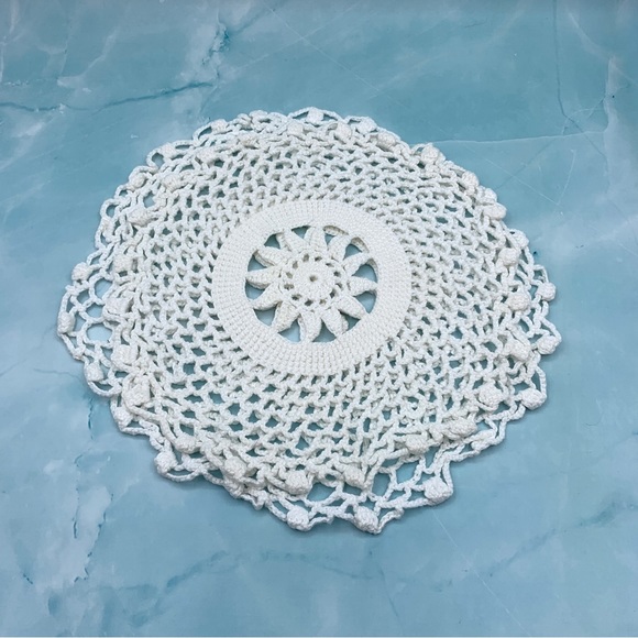 set of two vintage handmade doilies, 7" and 8" round, cream, white, sun pattern - Picture 3 of 7